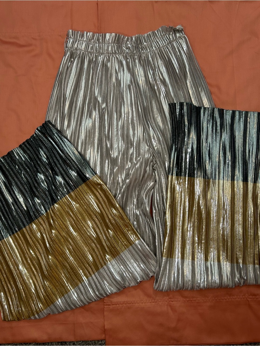 Hot & Delicious Metallic Pleated wide leg pants, size small